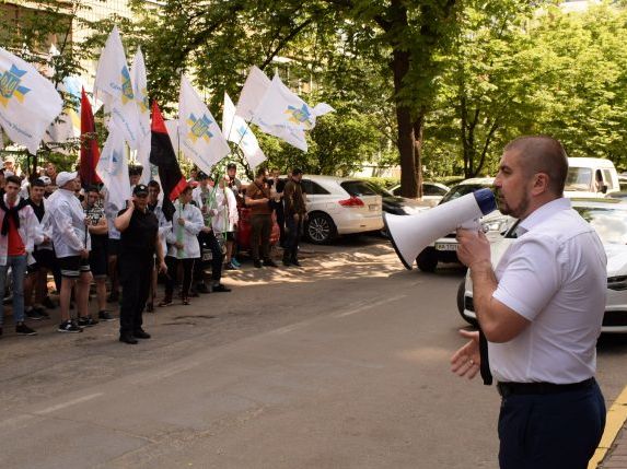 Организация "Единый союз патриотов Украины" провела под Генпрокуратурой митинг против захвата госпредприятия "Коневодство Украины"