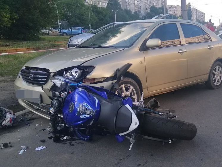﻿У Харкові мотоцикліст на смерть збив пішохода, водія та його пасажира госпіталізували