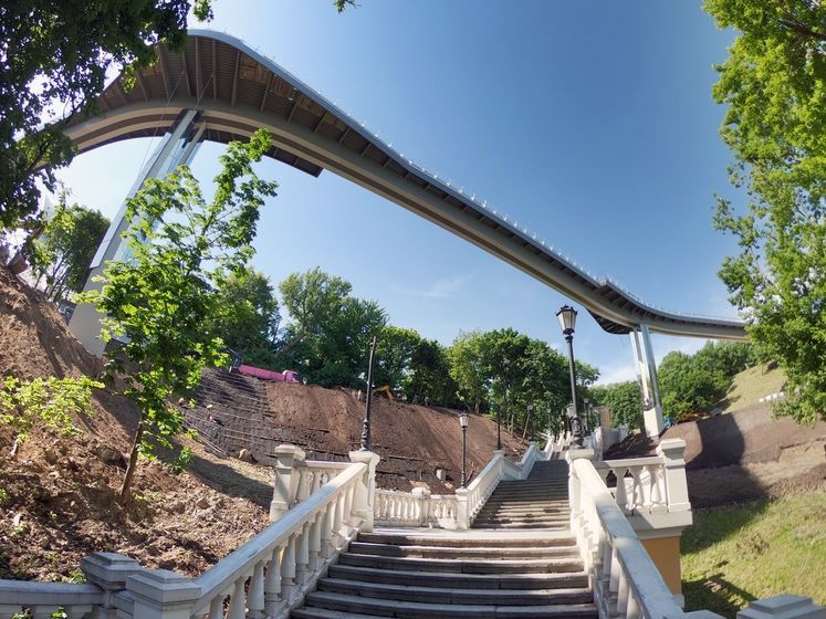 ﻿У мерії Києва заявили, що захисний шар на новому пішохідному мосту можуть замінити на броньоване скло