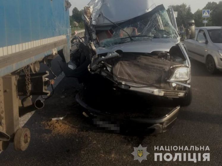 В Днепропетровской области произошло ДТП с микроавтобусом, в котором ехало 16 школьников – полиция