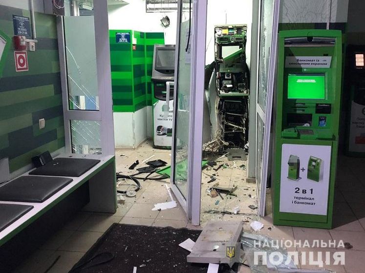 В Киеве злоумышленники взорвали банкомат "ПриватБанка" и украли деньги