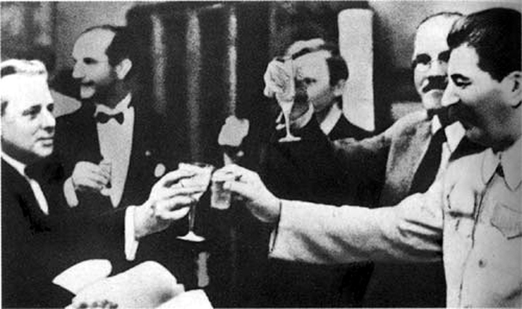23 августа 1939 года, Кремль. Крайний слева – министр иностранных дел Германии и личный советник Гитлера Иоахим фон Риббентроп, рядом со Сталиным – нарком и министр иностранных дел Вячеслав Молотов