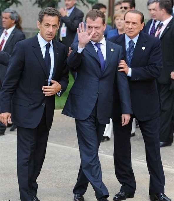 Дмитрий Медведев обычно мирно спит на официальных мероприятиях с участием Путина, но на саммите G8 в 2008 году российский политик хлебнул лишнего, после чего ему понадобилась помощь коллег.