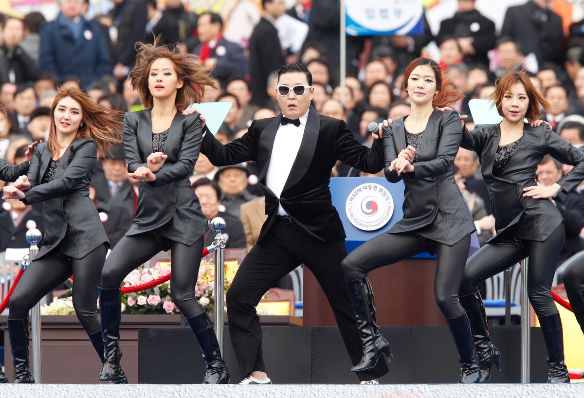 На инаугурации президента Южной Кореи Пак Кын Хе в феврале 2013-го года выступил поп-певец Psy, который является абсолютным лидером в мире по числу просмотров его ведео на YouTube