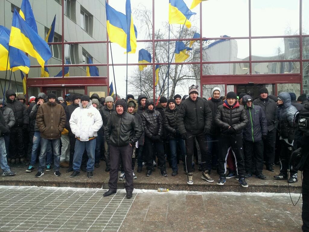 Титушки пикетируют представительство ЕС в Киеве 10 декабря 2013 года