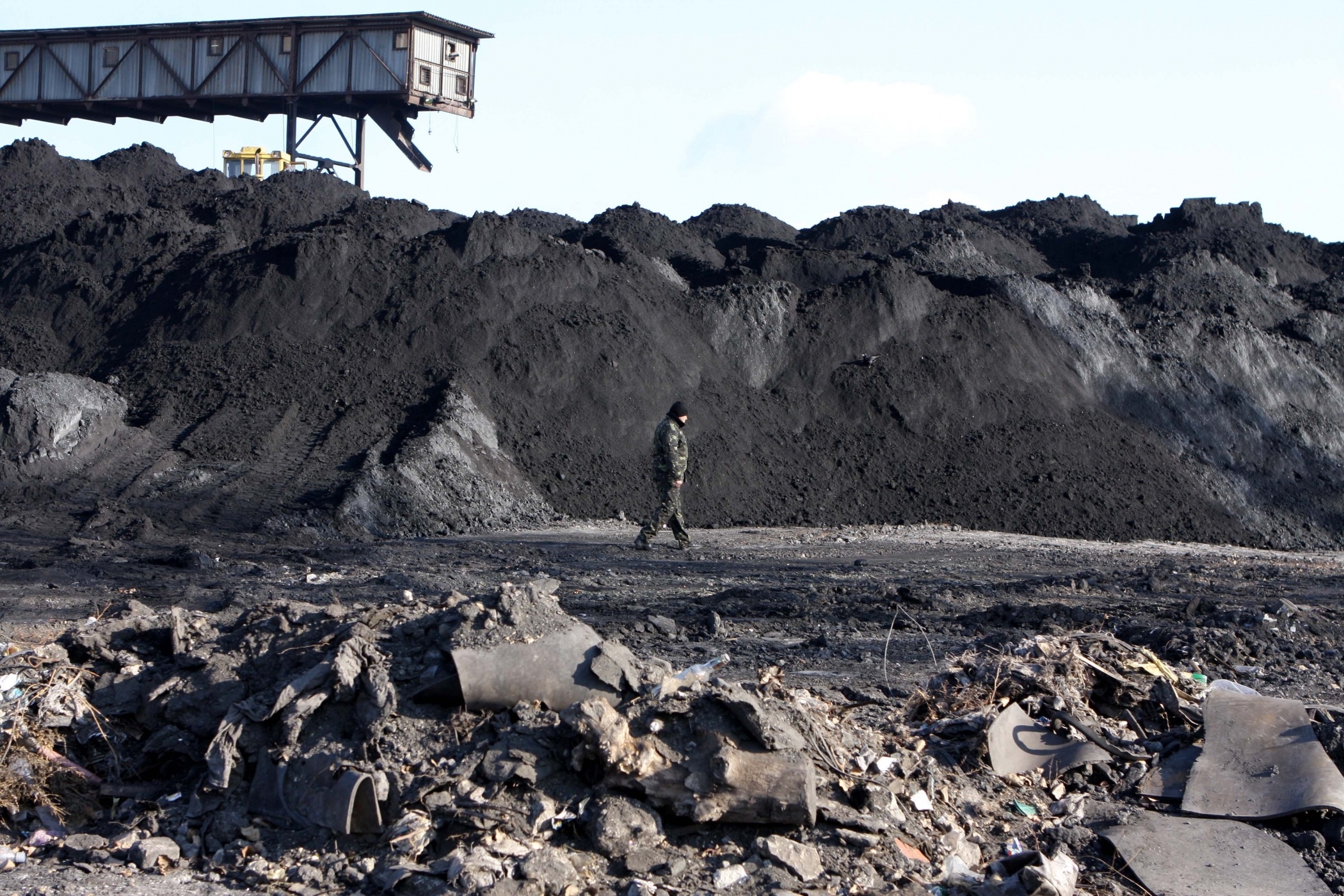Угольный склад шахты имени А.Ф.Засядько, в Донецке, Украина, 20 ноября 2008 года. На Донбассе расположены шахты, добывающие 80% украинского угля. 50% из них - непосредственно в зоне террористических действий. Добыча угля катастрофически упала. В августе 2014 года процентное соотношение упало до 40%. Шахты закрыты, или затоплены. Фото: Полина Ульянова / DYVYS 