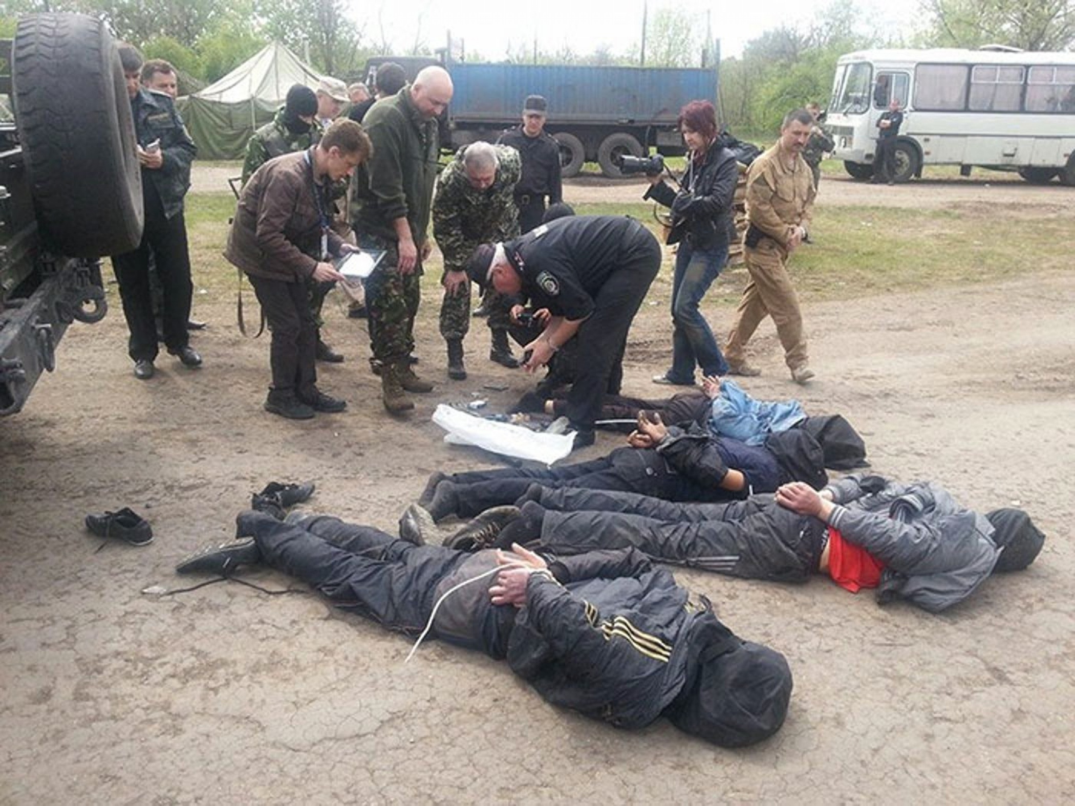 Задержанные люди, подозреваемые в обстреле военных вертолетов вблизи Славянска, Украина, 2 мая 2014 года. Фото предоставлено пресс-службой МВД Украины / DYVYS