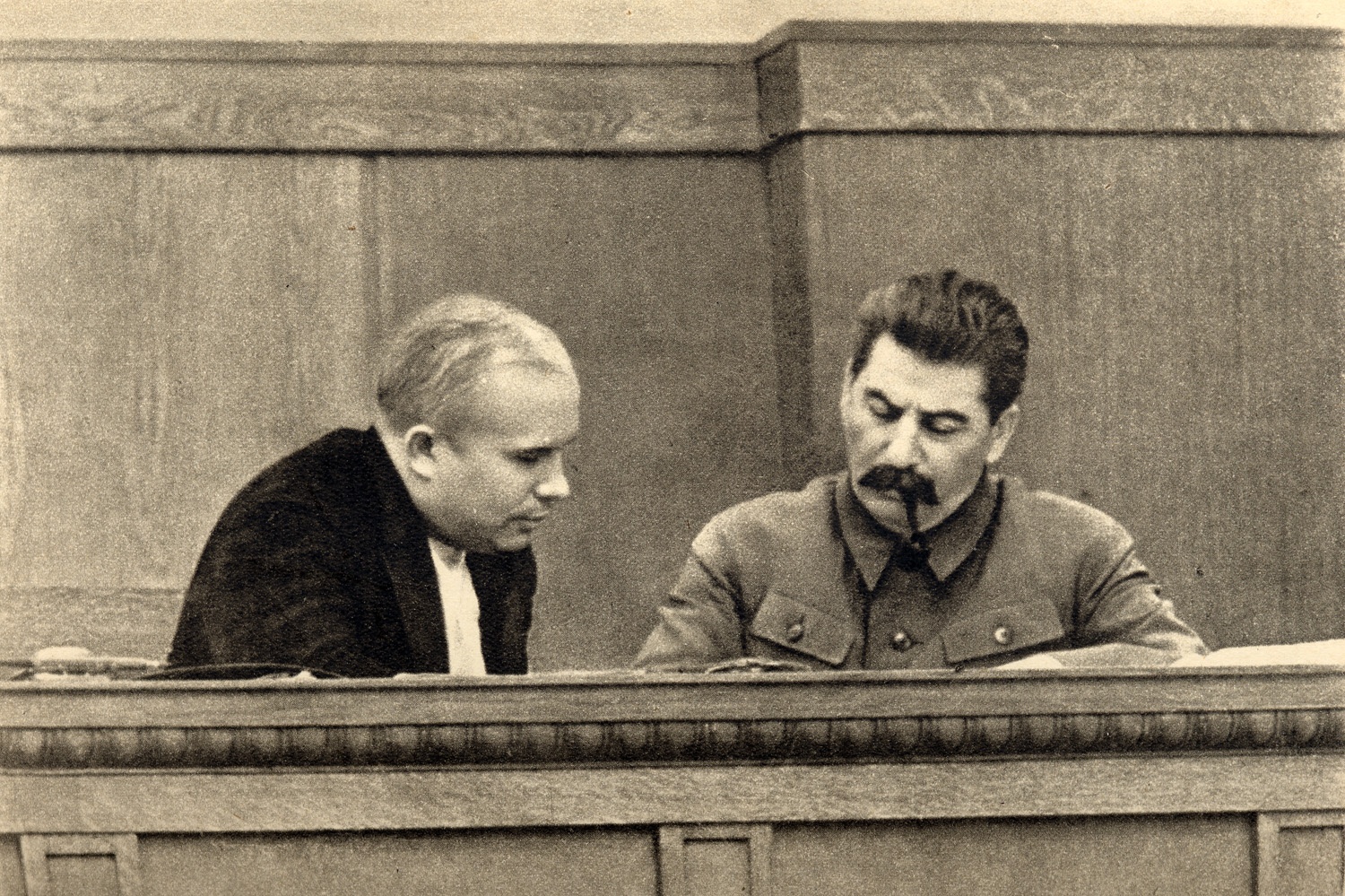 Сталин и Хрущев пьют под столом. 1936 год