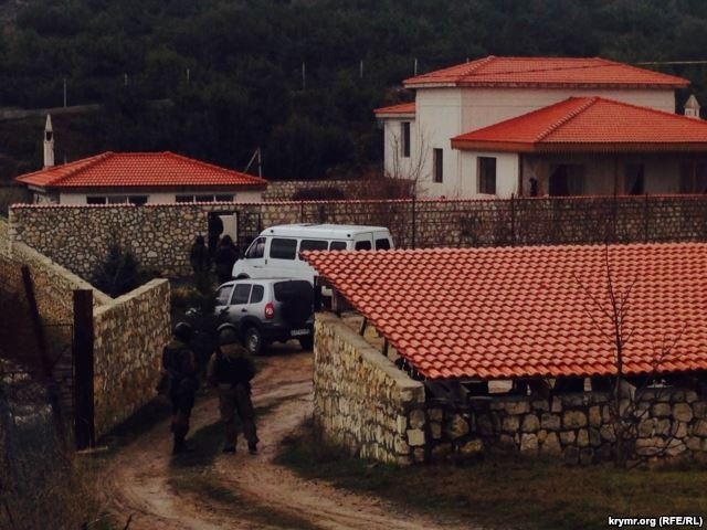 Во время обыска 30 января вооруженные силовики окружили дом Ахтема Чийгоза в Бахчисарае и никого к нему не подпускали. Фото: krymr.com