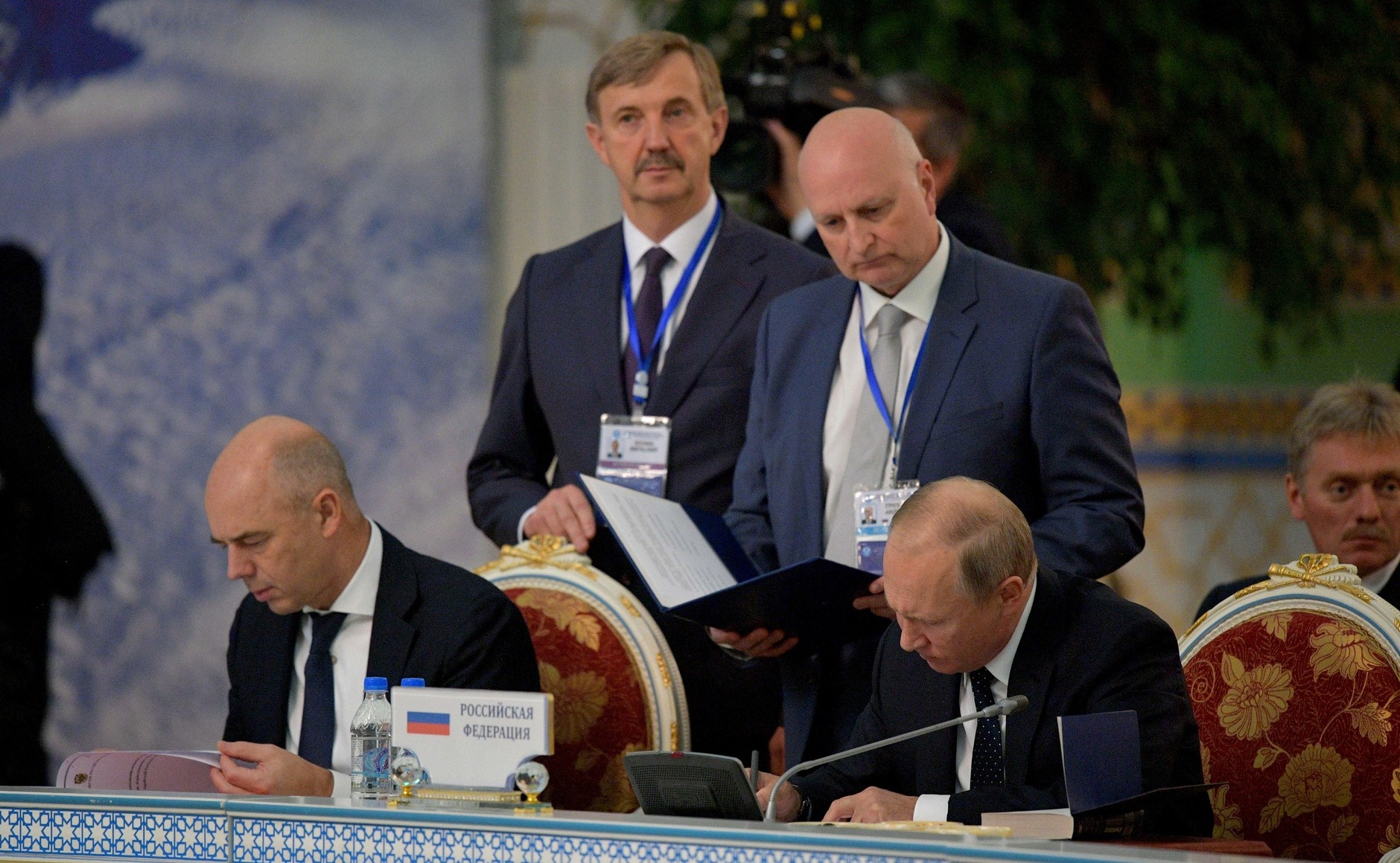 Книга лежала рядом с Путиным в время подписания документов по итогам заседания Совета глав государств СНГ. Фото: kremlin.ru