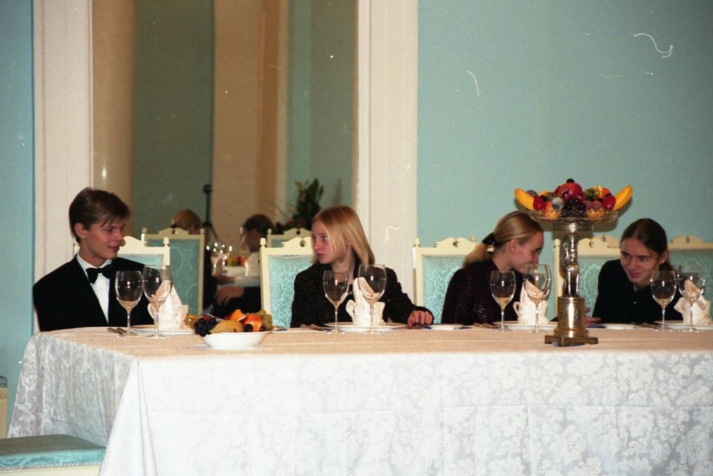 Сини Сергія Пугачова Олександр (ліворуч) і Віктор (праворуч) з доньками Володимира Путіна Катериною і Марією (в центрі), початок 2000-х. Фото: pugachevsergei.com