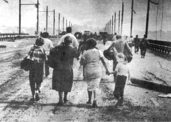 Беженцы, уходящие из г.Бендеры, 1992 г. Фото: artofwar.ru