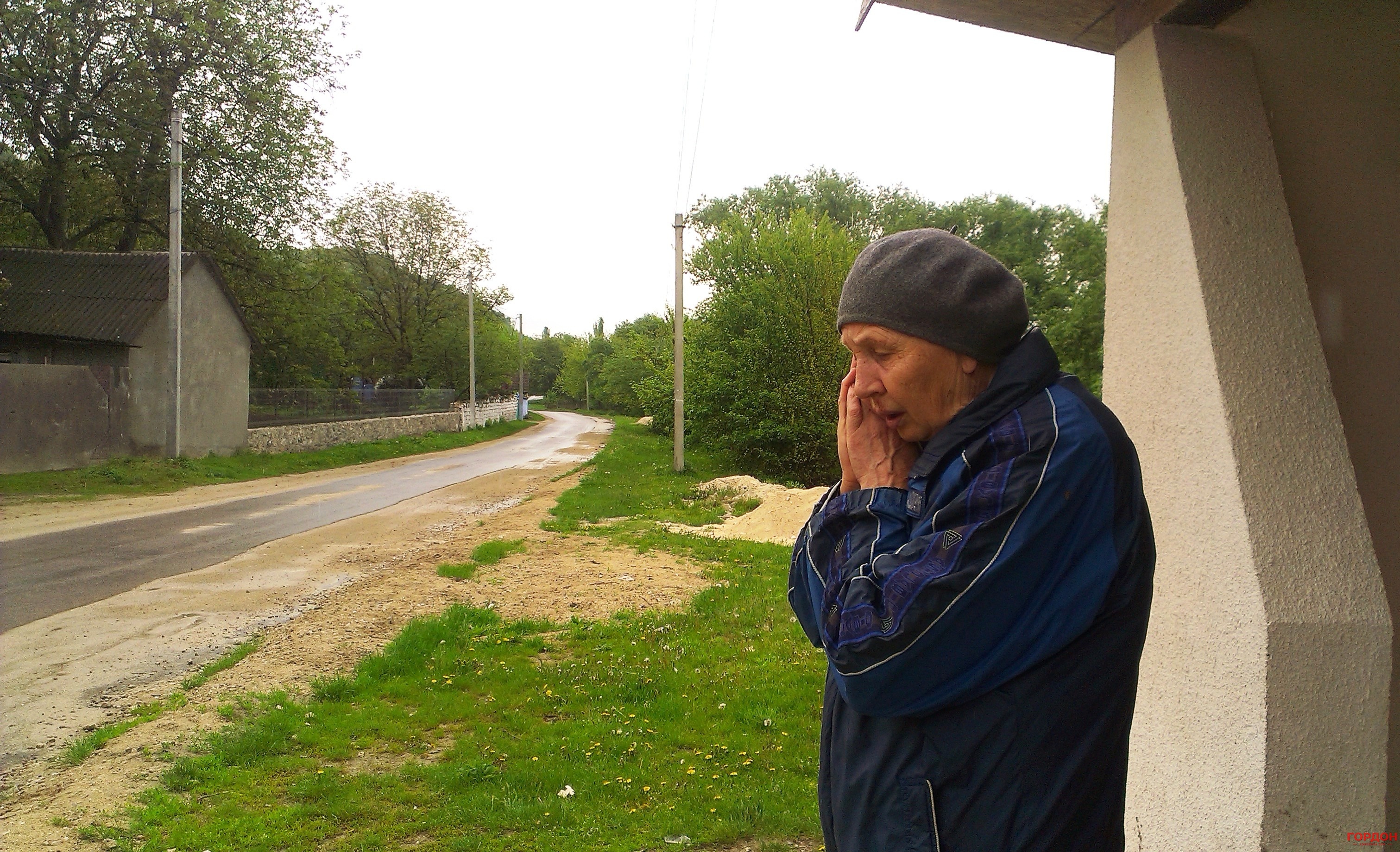 Женщина из молдавского города Резина сокрушается из-за политических раздоров между сыновьями. Фото: Мирослава Заец / Gordonua.com