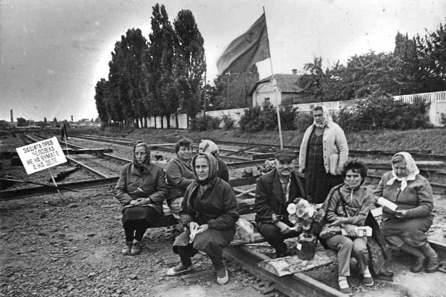 Женщины блокируют железнодорожные пути в Приднестровье, начало 1990-х гг. Фото: pridnestrovie.com