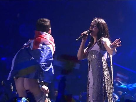 Пранкер Седюк оголил пятую точку на сцене "Евровидения 2017". Фото: Джуди / Twitter