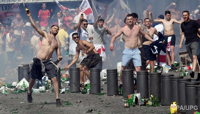 Английские фанаты в Марселе. Фото: EPA