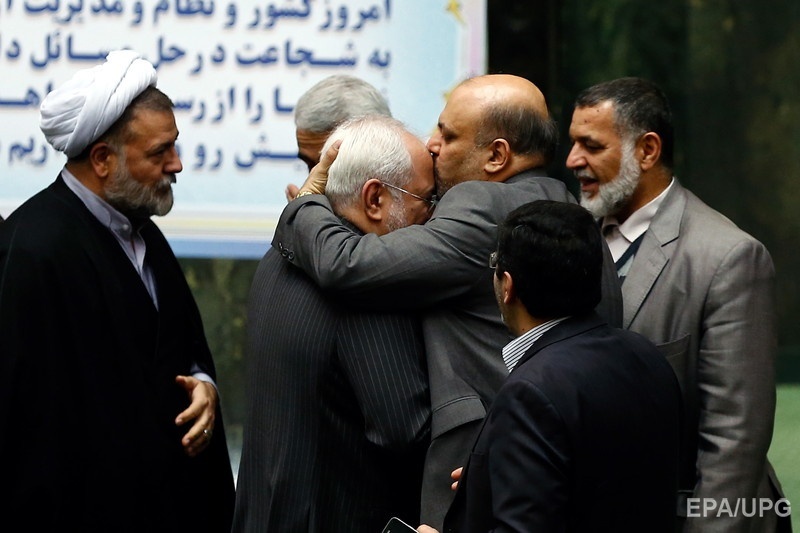 Члены иранского парламента поздравляют министра иностранных дел государства Мохаммада Зарифа (второй слева) со снятием части санкций против Ирана. Фото: ЕРА