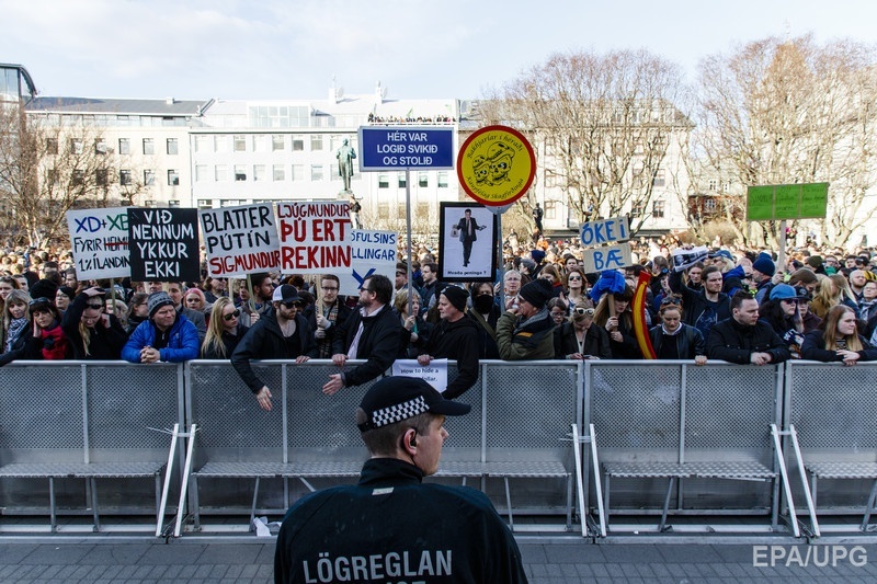 4 апреля. В Рейкьявике люди требуют отставки премьер-министра Исландии Сигмундура Гуннлейгссона, который фигурировал в "панамских документах". Фото: ЕРА