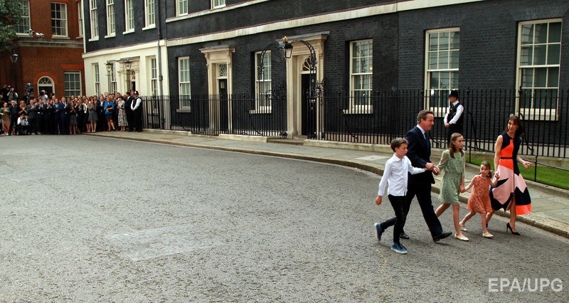 13 июля. Дэвид Кэмерон вместе с семьей покидает резиденцию британских премьеров на Даунинг-стрит, 10 в Лондоне. Фото: ЕРА