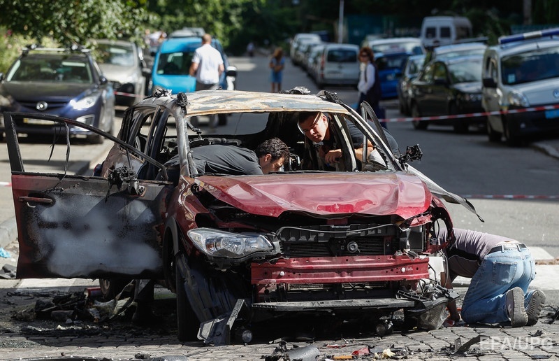 20 июля. Правоохранители исследуют взорвавшуюся в центре Киева машину, на которой ехал Шеремет. Фото: 