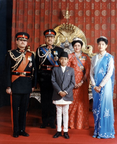 Непальская королевская семья в полном составе. Наследный принц Дипендра – крайний слева 