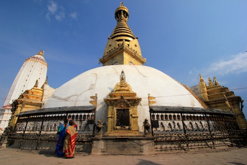 Більшість головних пам'яток Катманду хоча і постраждали, але вистояли. Наприклад – Сваямбунатх