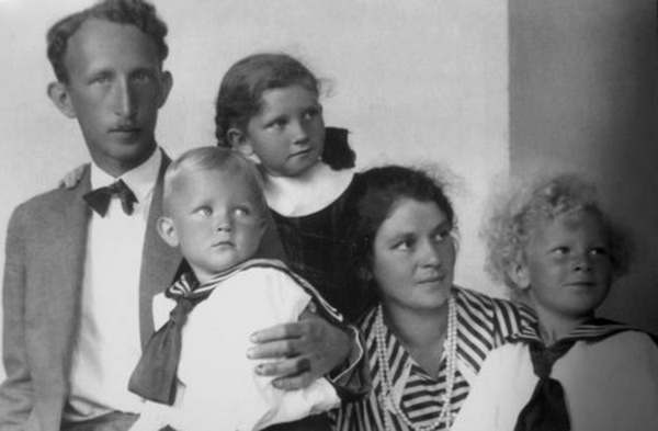 Професор Станислав Свяневич с женой Олимпией и детьми. 1930-е годы