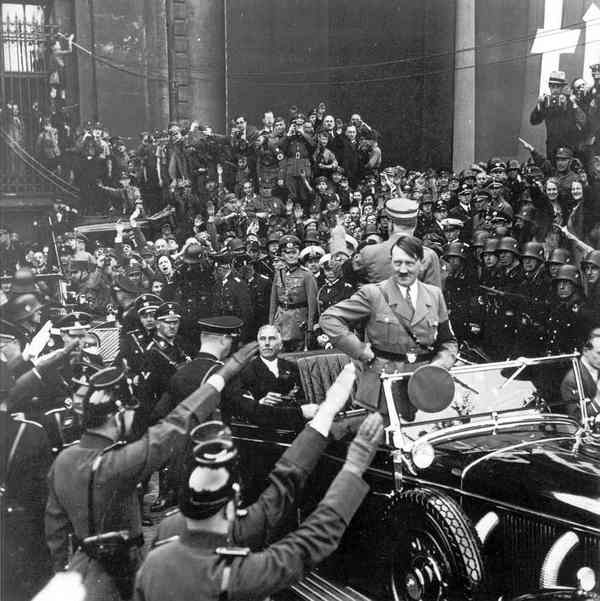 Гитлер во время одного из массовых мероприятий для нацистской молодежи. 1934 год