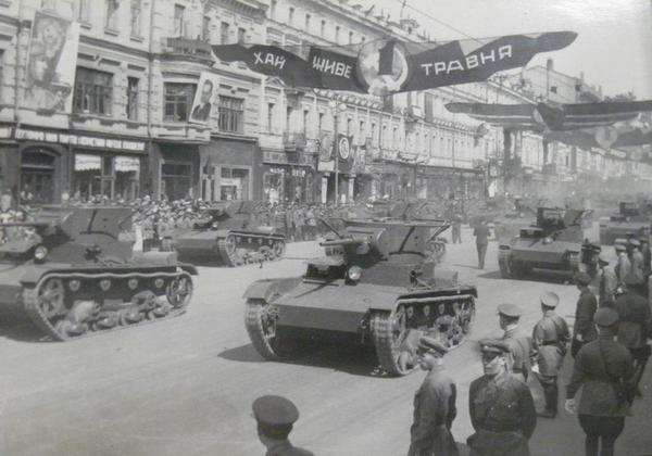 Советские танки на Крещатике в Киеве 1 мая 1939 года. Через четыре месяца их можно будет увидеть уже на "бывшей" польской территории