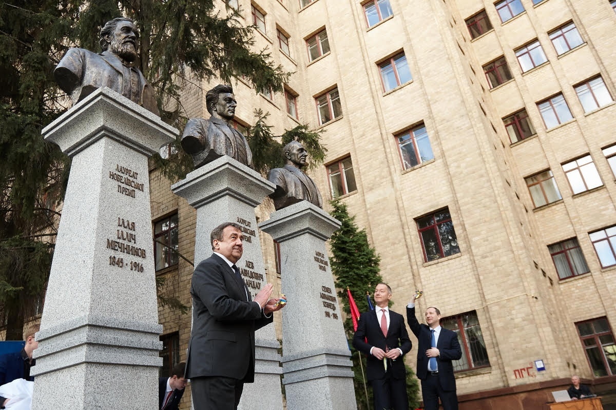 Открытие памятника харьковским нобелевским лауреатам. Фото: Евгений Низамеддинов