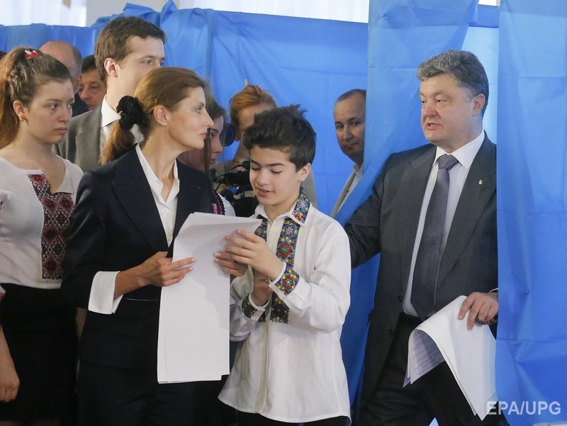 Петр Порошенко с семьей на избирательном участке 25 мая 2014 года. Фото: ЕРА