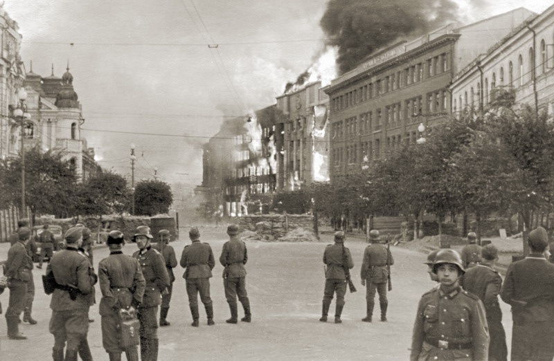 Немецкие солдаты на улицах горящего Киева