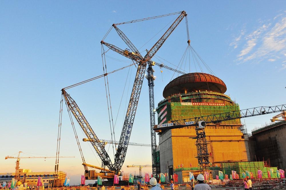 1000-тонный кран производства Sany устанавливает крышу на реактор атомной станции в провинции Фуцзянь