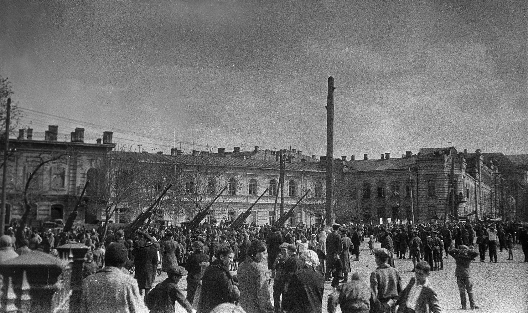 Киевляне на площади Богдана Хмельницкого 9 мая 1945 года. Фото: cdiak.archives.gov.ua