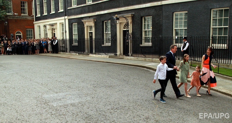 13 липня. Девід Кемерон разом з сім'єю залишає резиденцію британських прем'єрів на Даунінг-стріт, 10 в Лондоні після прощальної прес-конференції на посаді голови уряду. Фото: ЕРА