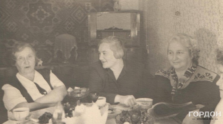 Ирина Хорошунова (в центре) с Анисьей Шреер-Ткаченко (справа) в гостях у своих бывших соседей в доме на Андреевском спуске. 