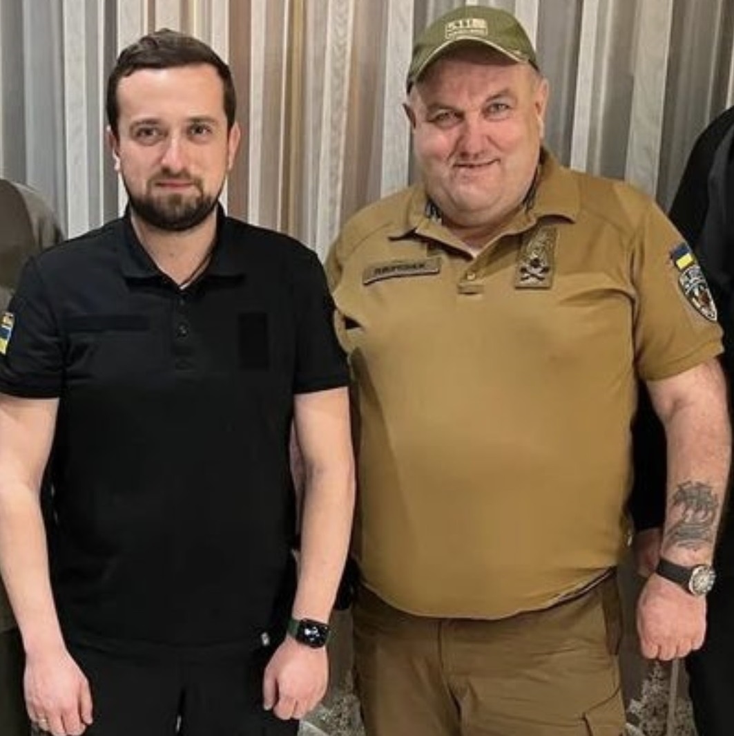 На этом снимке Поворознюк (второй справа) рядом с бывшим главой Офиса президента Украины Кириллом Тимошенко (в центре). Фото: Thekerya / Telegram