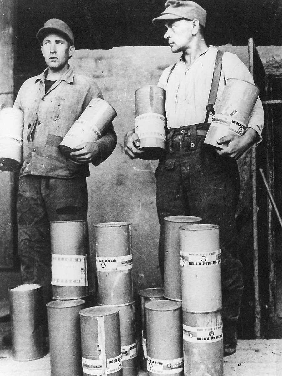 Эсэсовцы концлагеря Майданек с контейнерами гранул газа "Циклон-Б", которым убивали в газовых камерах. Снимок сделан 30 июля 1944 года. Фото:???