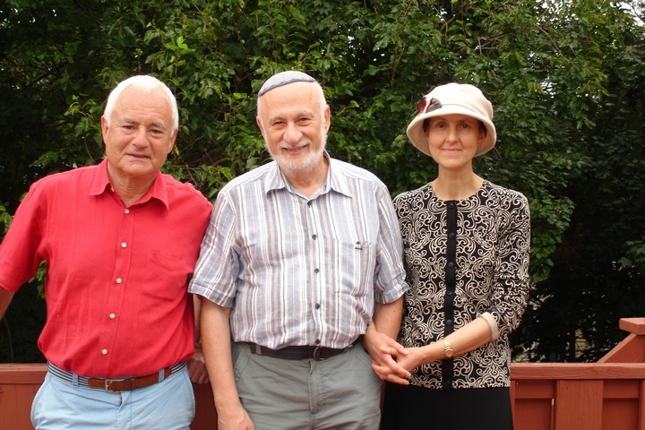 Борис Гулько (в центрі) та його дружина Анна Ахшарумова. Фото: chess-news.ru