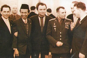 Дмытро Павлычко и Юрий Гагарин. 1964 год. Фото:
