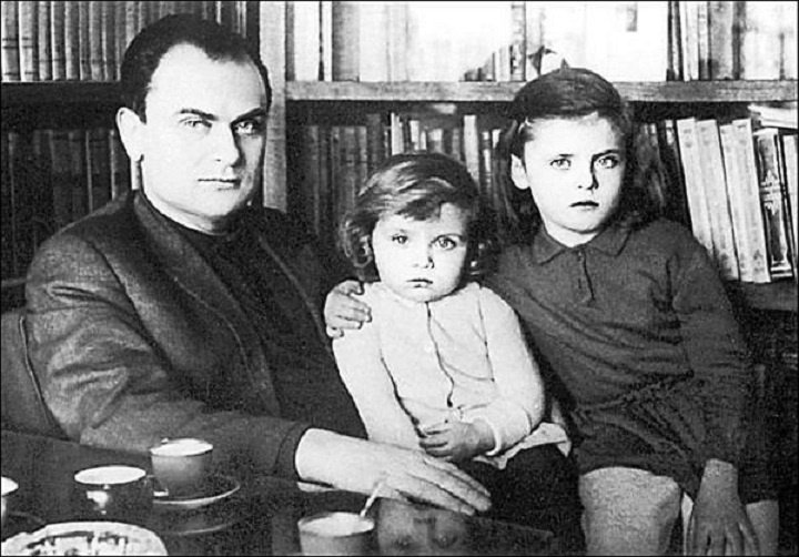 Дмытро Павлычко с дочерями Роксоланой и Соломией (справа). 1967 год. Фото: uahistory.com