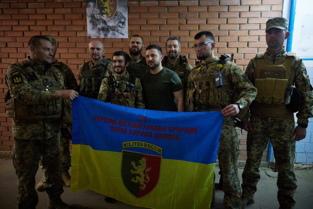 Зеленский с украинскими военными во время визита на передовую в начале июня. Фото: president.gov.ua