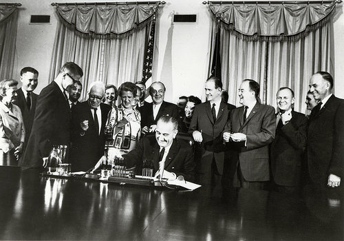 Президент Джонсон подписывает . Фото: fns.usda.gov
