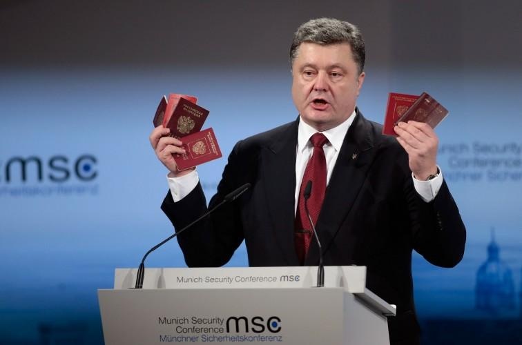 Президент Украины Петр Порошенко показал участникам Мюнхенской конференции по безопасности российские паспорта и военные билеты, найденные на Донбассе. Фото: focus.ua