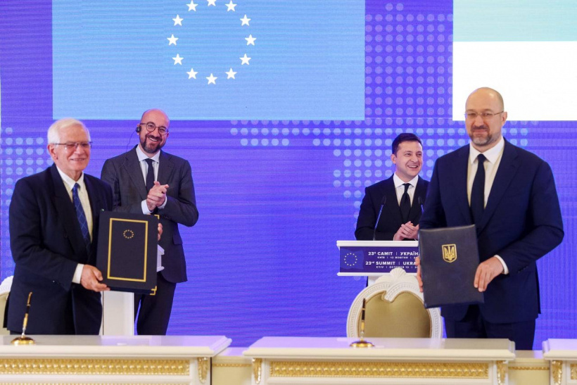 Соглашение подписали верховный представитель ЕС по иностранным делам и политике безопасности Жозеп Боррель и премьер Украины Денис Шмыгаль. Фото: kmu.gov.ua