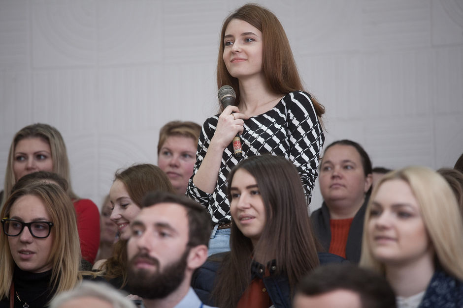 Студенты задают Ложкину вопросы о европейском будущем Украины. Фото: Евгений Низамеддинов